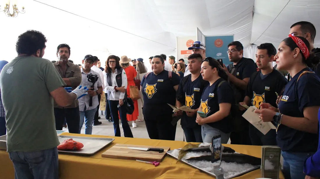 Estudiantes universitarios atendiendo un taller del reto gastronómico