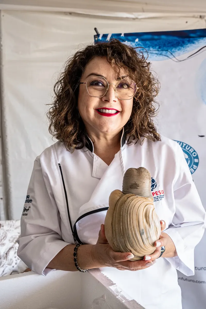 Chef sosteniendo una almeja de Baja California
