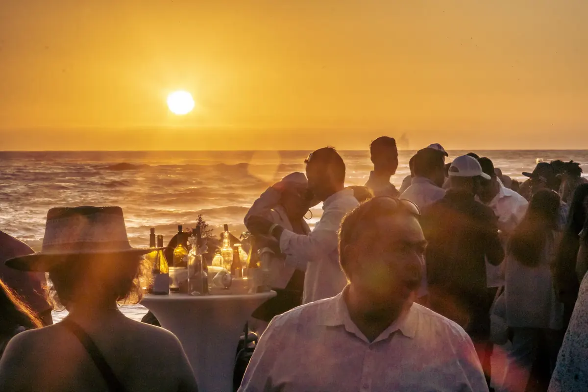 Atardecer en el festival con copas y vino
