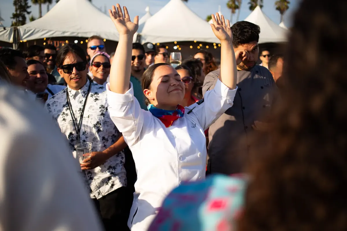 Chef celebrando entre la multitud