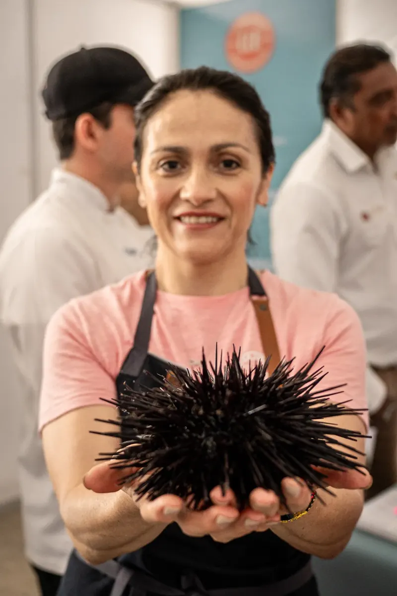 Chef sosteniendo un erizo